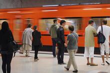 Metrolaiturilla joukko matkustajia kesällä Kampissa.
