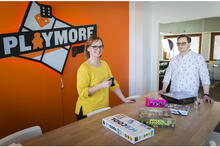 Playmore Games -yrityksen Anu Löfgren ja DigiPoint-hankkeen projektikoordinaattori Jaakko Hyytiä Playmore Gamesin tiloissa. Kuva: Ilkka Ranta-aho