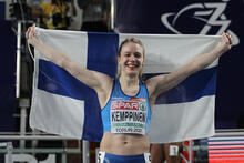 Lotta Kemppinen tuulettaa nostamalla Suomen lippua.
