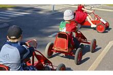 Lapset ajavat potkuautolla Lasten liikennnekapupungissa vuonna 2009.