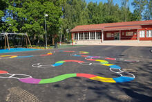 Laurinniityn leikkipuiston asfalttiin on maalattu värikäs lohikäärme.