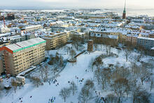 Ilmakuva lumisesta Helsingistä.