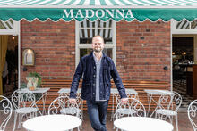 Hakaniemen kauppahalliin avattavan uuden ravintolan yrittäjäksi on valittu The Cockin ja Madonnan ravintoloitsija Ville Relander.