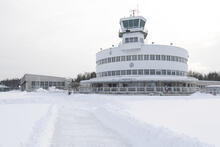 Talvinen ja luminen Malmin lentokenttä terminaalin edustalta