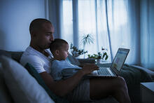 Mies ja lapsi tietokoneella. Kuva: Jussi Hellsten
