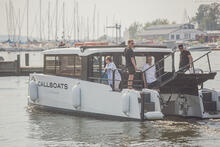 Matkustajia katamaraanityyppisessä Callboats-sähköveneessä. Kuva: Vesa Laitinen