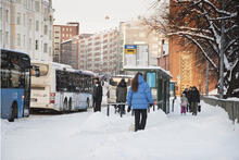 Busseja talvisella pysäkillä.