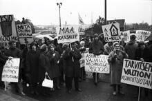 Mielenosoittajia Mannerheimintiellä vuonna 1970