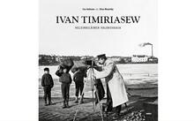 kirjan kansikuva jossa Timiriasew ottaa valokuvaa