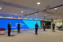 Pääkaupunkiseudun koronakoordinaatioryhmä pitää infoa Helsingin kaupungintalon ala-aulassa.