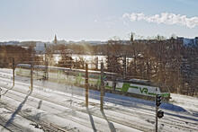 Juna lähtemässä Helsingin rautatieasemalta.