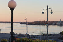 Kuva kaupungintalon parvekkeelta kohti merta, ohi lamppujen. 
