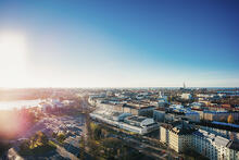 Helsinki ylhäältä päin aurinkoisessa säässä.