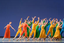 Balettitanssijoita värikkäissä roolipuvuissa lavalla.