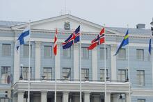 Tanskan, Norjan, Islannin, Ruotsin ja Suomen liput lihuvat Helsingin kaupungintalolla.