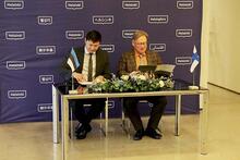 Helsingin pormestari Juhana Vartiainen ja Tallinnan pormestari Mihhail Kõlvart allekirjoittivat sopimusta.