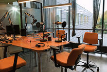 Medialukiossa voi opiskella radiotyötä uudistetussa studiossa, kuvaaja Salla Leijavuori