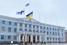 Ukrainan lippu liehuu kaupungintalon edessö.