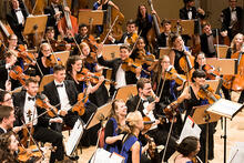 Euroopan Unionin nuoriso-orkesteri esiintymässä.