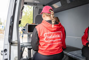 Helsingin työntekijä bussissa.