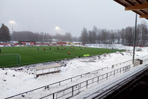 Jalkapallonpelaajia Oulunkylän jalkapallostadionilla.