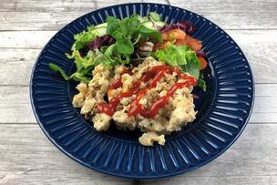 Lautasellinen makaronilaatikkoa ja salaattia.