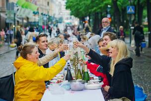 Ruokailijoita Helsinki-päivänä Pohjoisesplanadilla.