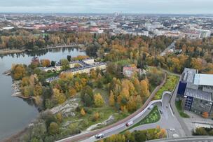 Digitaalisesti tehty havainnekuva, jossa tunneli on sijoitettu rakennuksen ja puiston väliin.