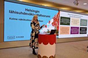 Johanna Linner Matikka puhuu lähisuhdeväkivallasta kaupungintalolla järjestetyssä tilaisuudessa.