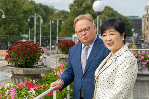 Pormestari Juhana Vartiainen ja Tokion kuvernööri Yuriko Koike.