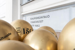 Juhlavuoden ilmapalloja kaupungintalon pääoven edustalla.