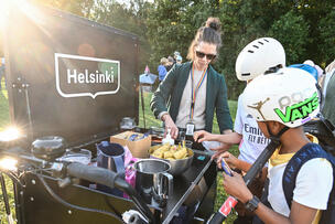 Ihmisiä mehukojulla.