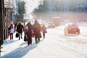 Ihmisiä kadulla talvella.