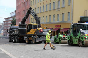 Työkoneita ja asfalttityöntekijä Vilhovuorenkadulla