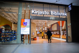 Kalasataman kirjaston sisäänkäynti kauppakeskus Redissä.
