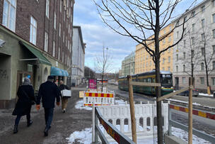 Jalankulkijoita Runeberginkadun jalkakäytävällä.
