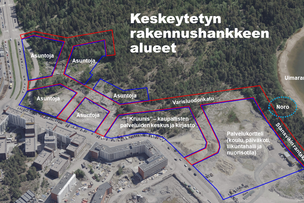 Ilmakuva työmaa-alueesta. Kuvaan on merkitty keskeytetyn rakennushankkeen alueet ja suojellun noron likimääräinen sijainti. Kadut on merkitty punaisella ja tontit sinisellä.
