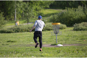 Frisbeegolfaaja pelaamassa.