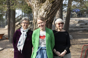 Eläkkeellä olevat Tellu Markkanen ja Marjatta Lehtinen yhdessä päiväkodin johtaja Eija Wackerin kanssa ulkona auringonpaisteessa.