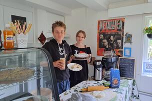 Nuoret kesäyrittäjät esittelevät kahvilansa tuotteita.