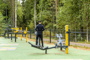 Ulkokuntosalivälineitä Pirkkolan liikuntapuistossa.