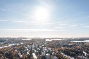 Ilmakuva Helsingistä aurinkoisena päivänä.