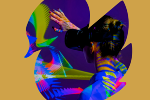 Henkilö, jolla on vr-lasit päässä. 