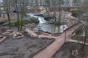 Strömbergin puistoon tuli peruskorjauksen myötä muun muassa uusia istuskelu- ja piknikpaikkoja vesiputouksen äärelle.