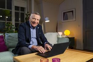 Artisti Eino Grön tutustuu tietokoneella Lämpiön ohjelmaan.