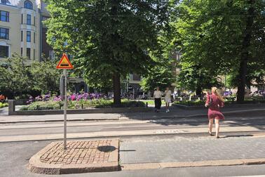 Henkilö ylittämässä katua.