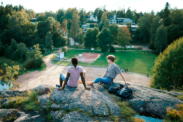 Kaksi poikaa kallioilla.