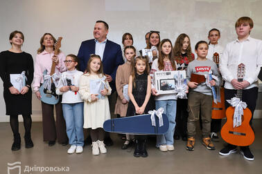 Dniprolaiset lapset ja nuoret lahjoitussoittimien kanssa.