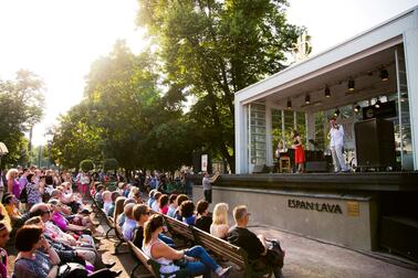 Yleisö nauttii Espan lavan ohjelmasta