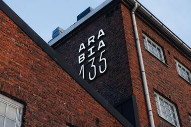 Kuva Arabian kiertotaloushubin rakennuksesta. Seinässä teksti Arabia 365.